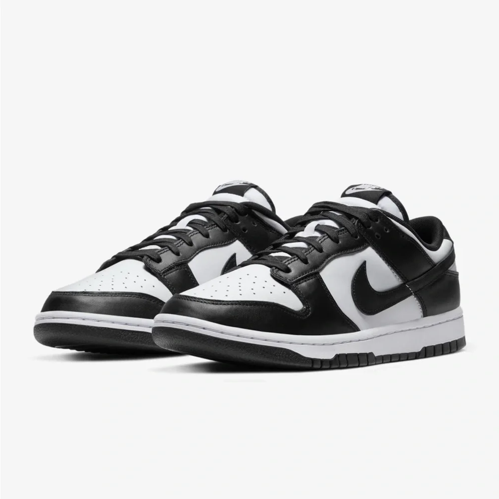 Nike Men's Black and White Low-Top Sneakers